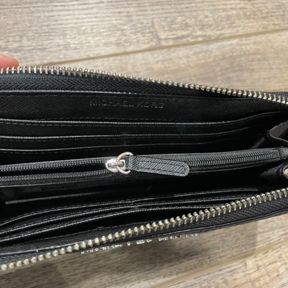 Michael Kors Women's Jet Set Travel Large Three Quarter Zip Wallet - Picture 7 of 11